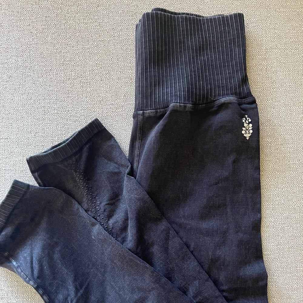 Free People, movement high wasted  black leggings, size M/L , worn once.